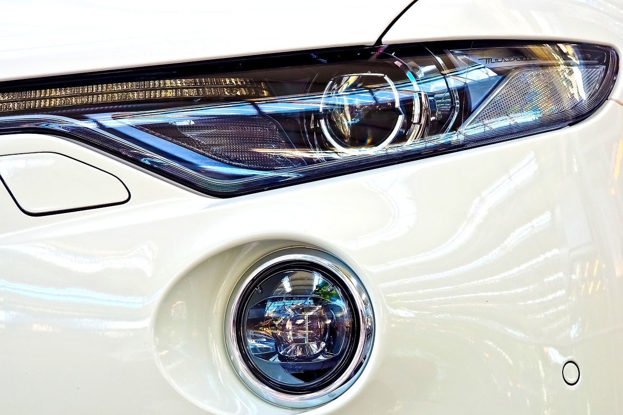 Automatyczne i adaptacyjne światła w samochodach – czym się różnią?